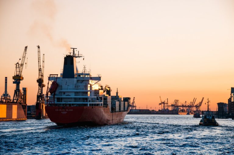 Porte-conteneur arrivant au port